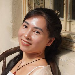 Annie mỉm cười