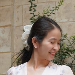 Thuỷ mỉm cười